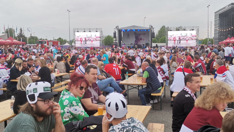 Obří obrazovky a mezi nimi pódium