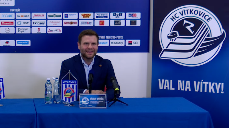 Václav Varaďa na tiskové konferenci