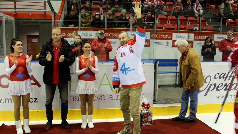 Poděkování Jiřímu Řípovi před utkáním proti Kometě Brno.