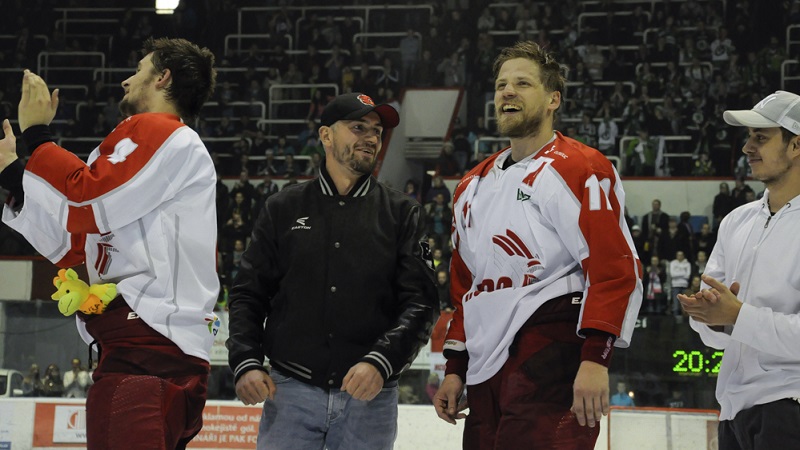 Jiří Řípa (uprostřed) během oslav olomouckého postupu do extraligy v roce 2014.