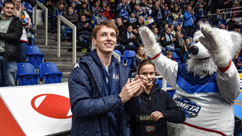 Eduard Šalé před draftem navštívil zápas A-týmu Komety